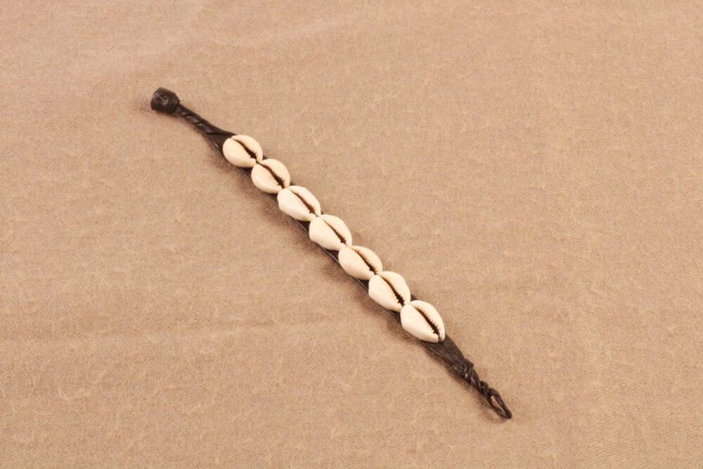 Bracelet en cuir et coquilles cauri