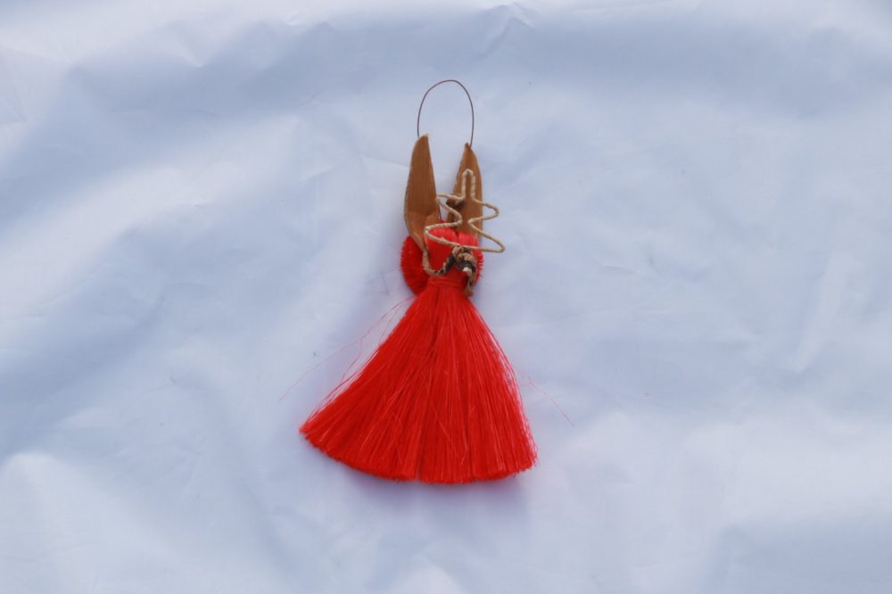 Ange rouge M avec arbre