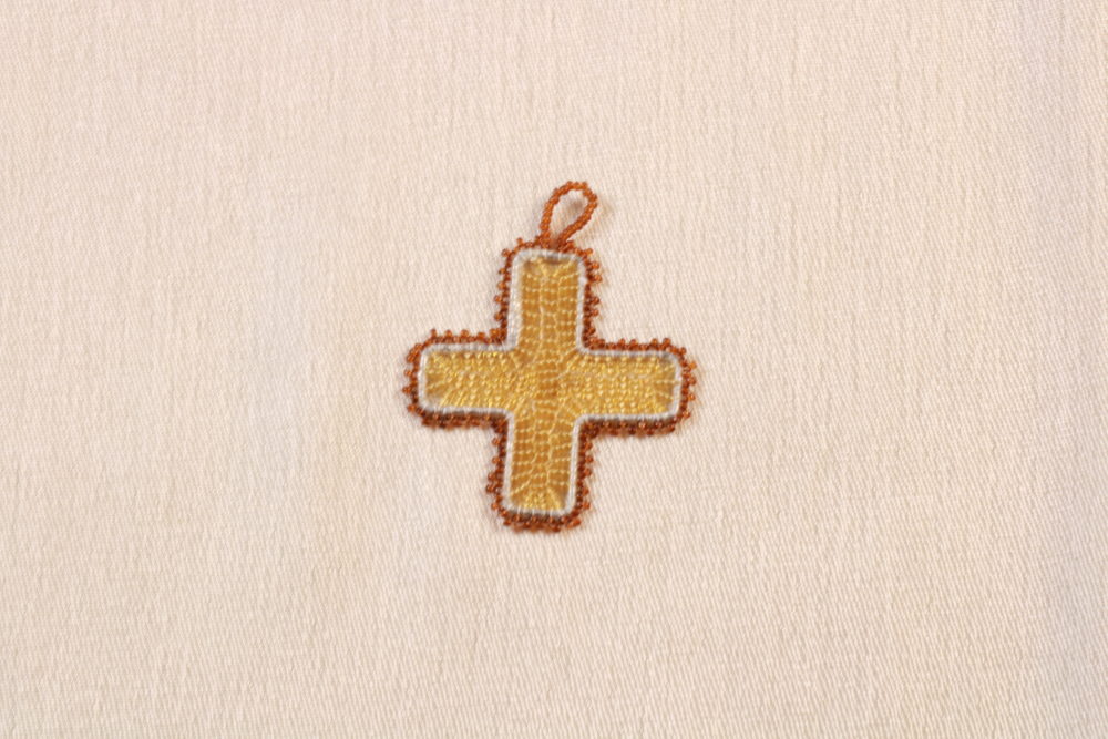 Kreuz beige aus Perlen