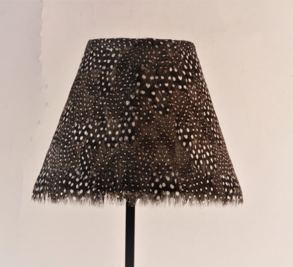 Tischlampe mit Perlhuhnfedern