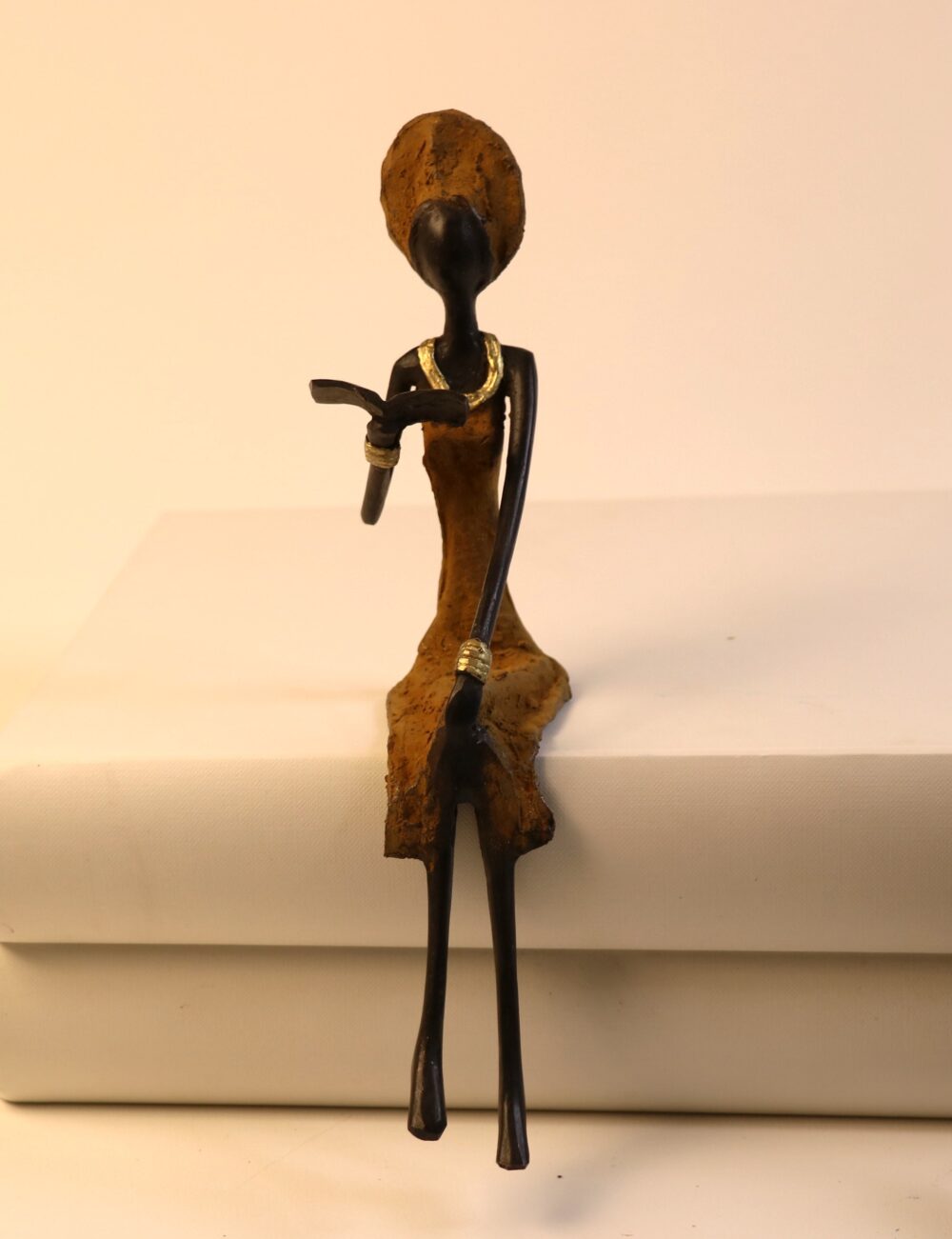 Statuette "femme lisante" brune