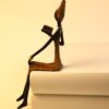 Statuette "femme lisante" brune – Image 3