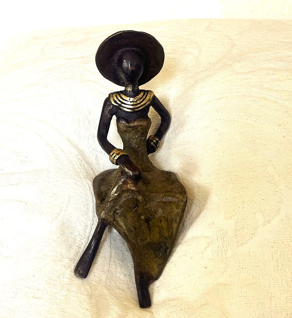 Bronzefigur mit Hut beige-grün