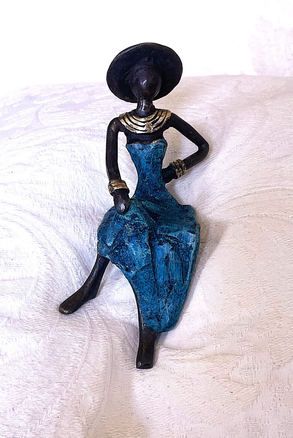Bronzefigur mit Hut, blau