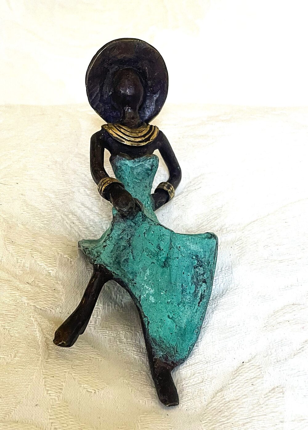 Bronzefigur mit Hut türkis