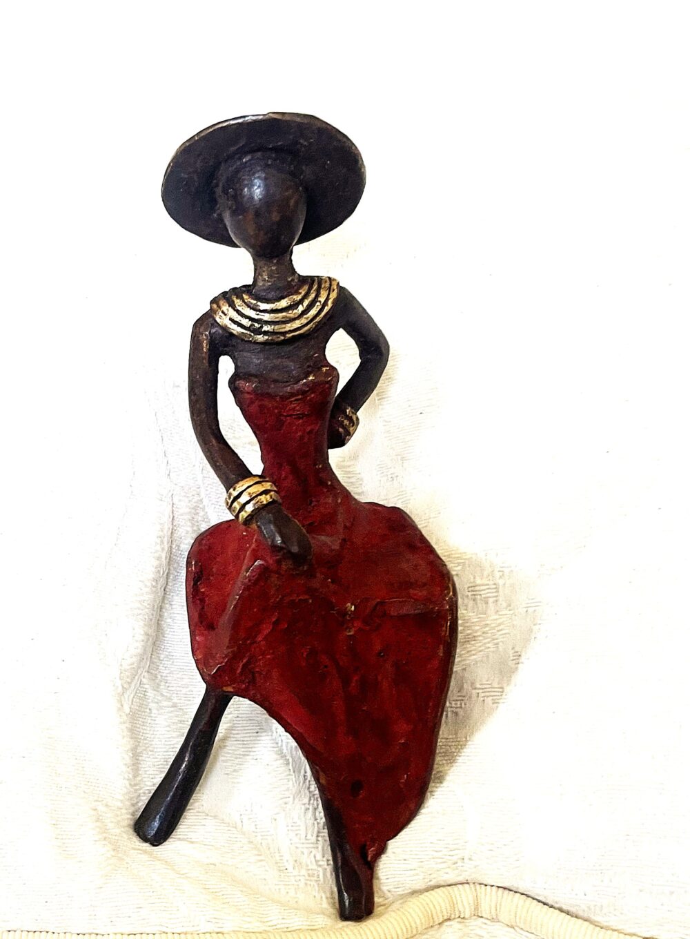Bronzefigur mit Hut bordeauxrot
