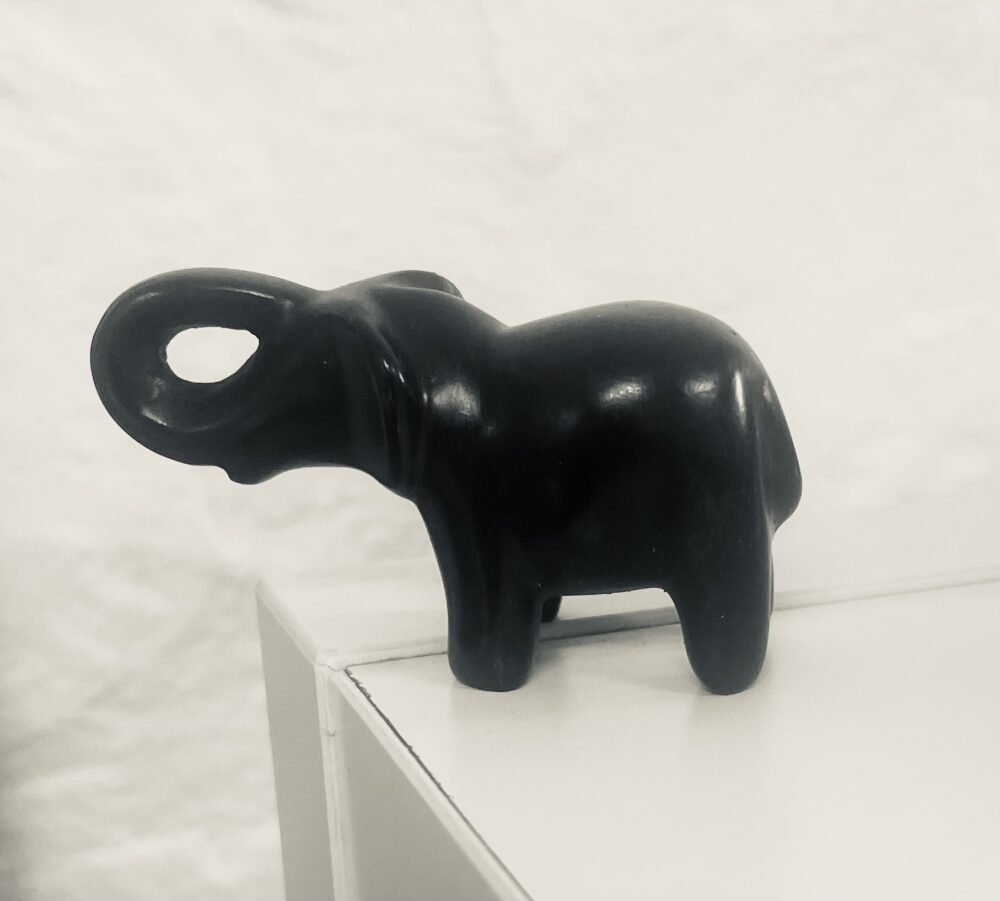 Kleiner Elefant aus Speckstein, schwarz