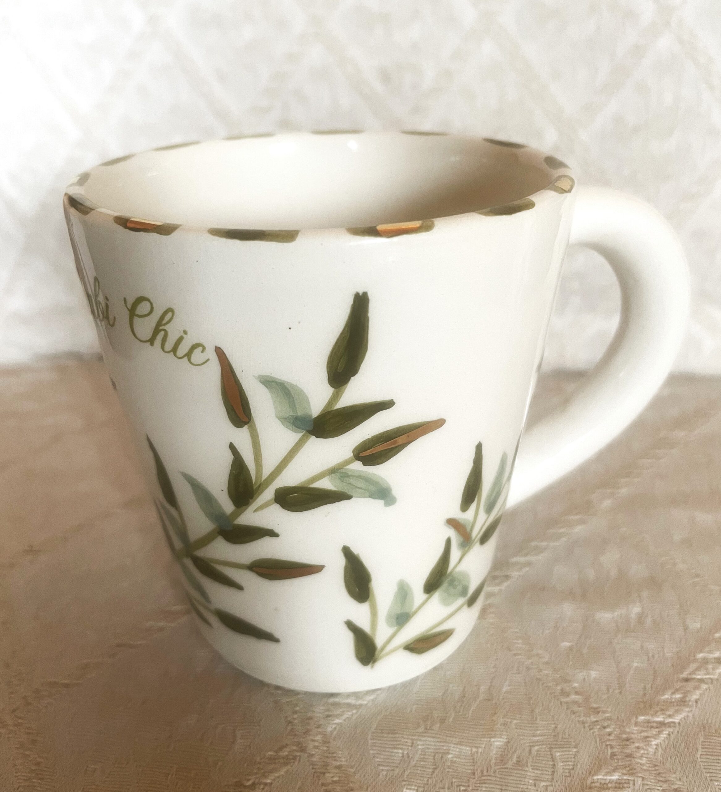 Tasse mit Blättern und Gold