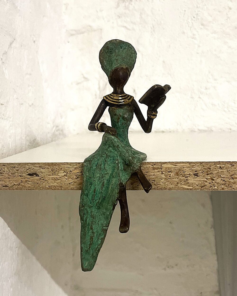 Elegante Dame mit Buch, grün