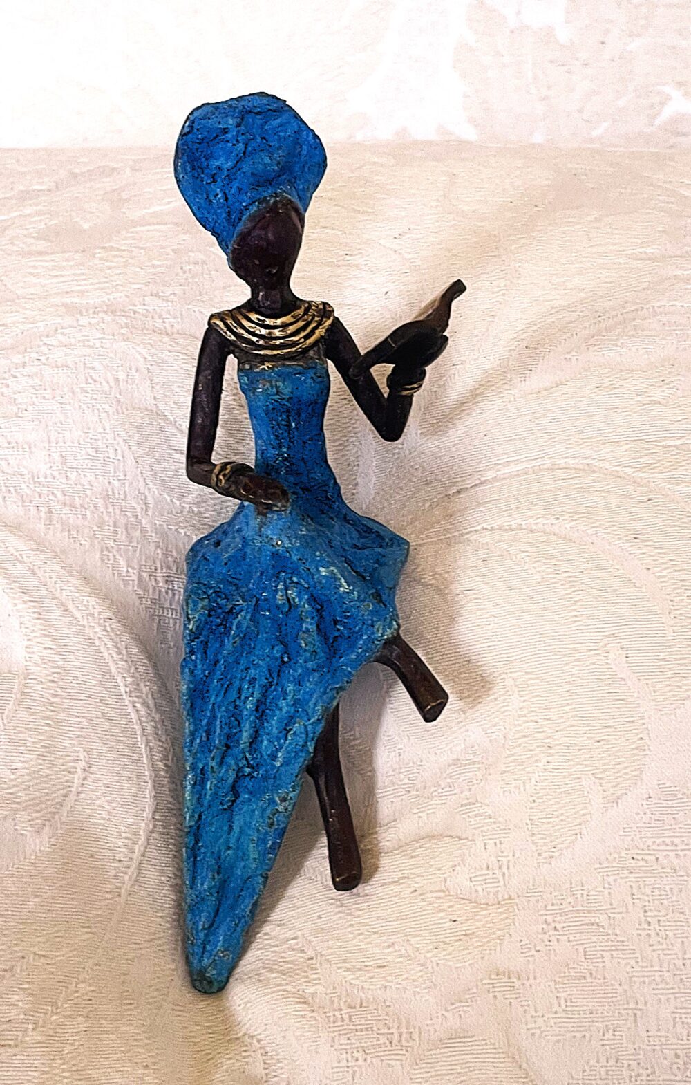 Elegante Dame mit Buch, blau