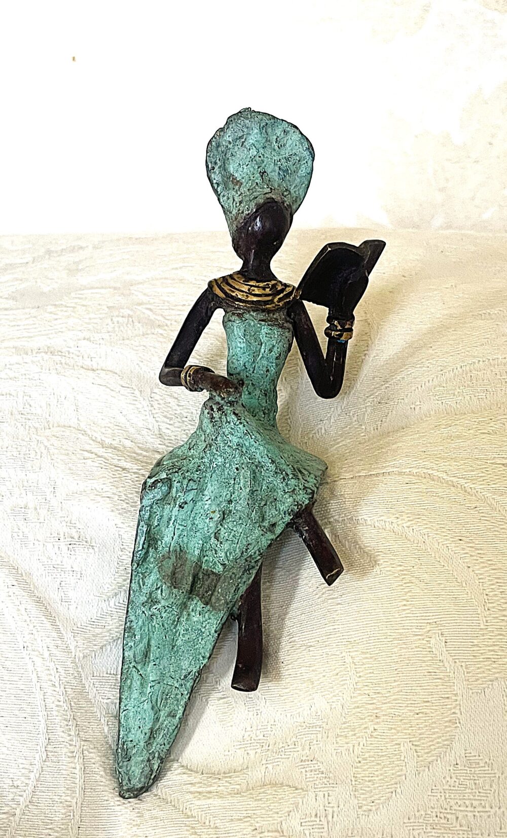Elegante Dame mit Buch, türkis